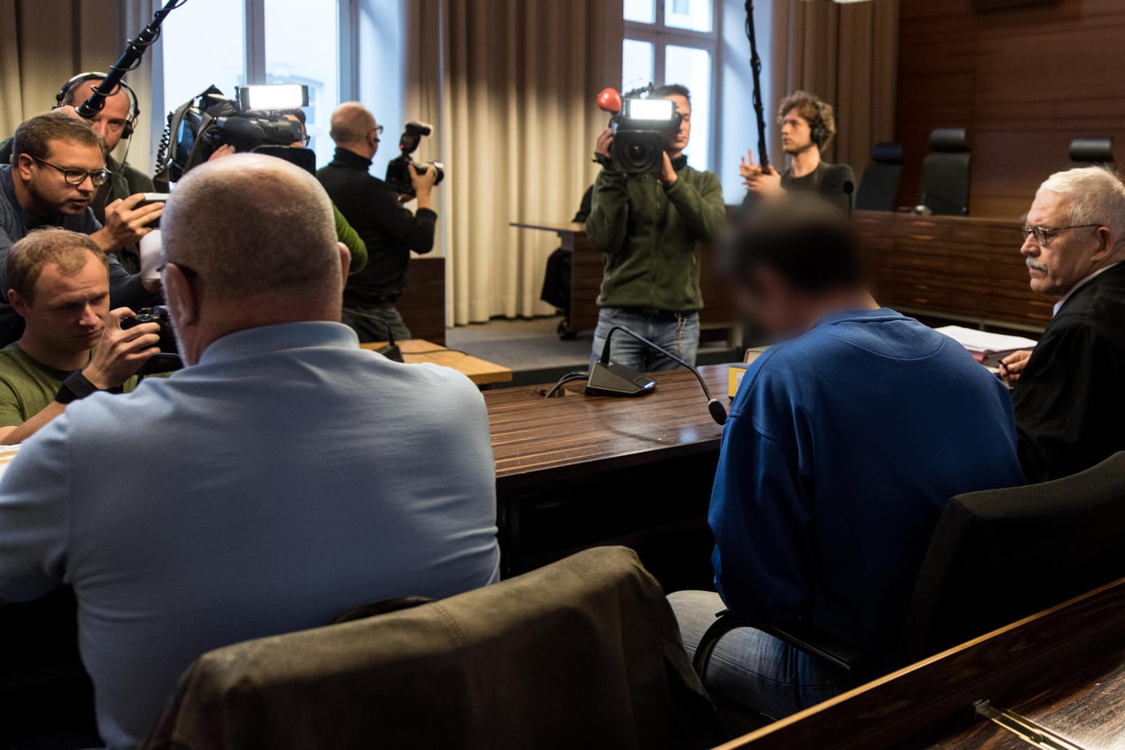 Der Pflichtverteidiger Klaus Malek (rechts) will gegen das Urteil der lebenslangen Haft vorgehen