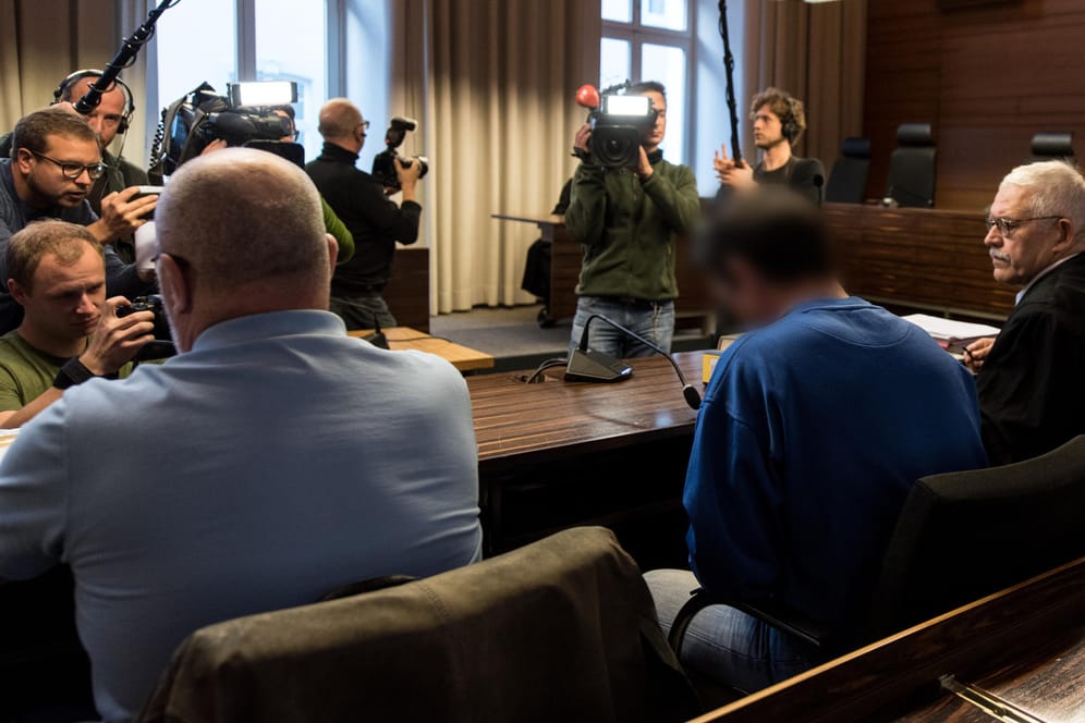 Der Pflichtverteidiger Klaus Malek (rechts) will gegen das Urteil der lebenslangen Haft vorgehen