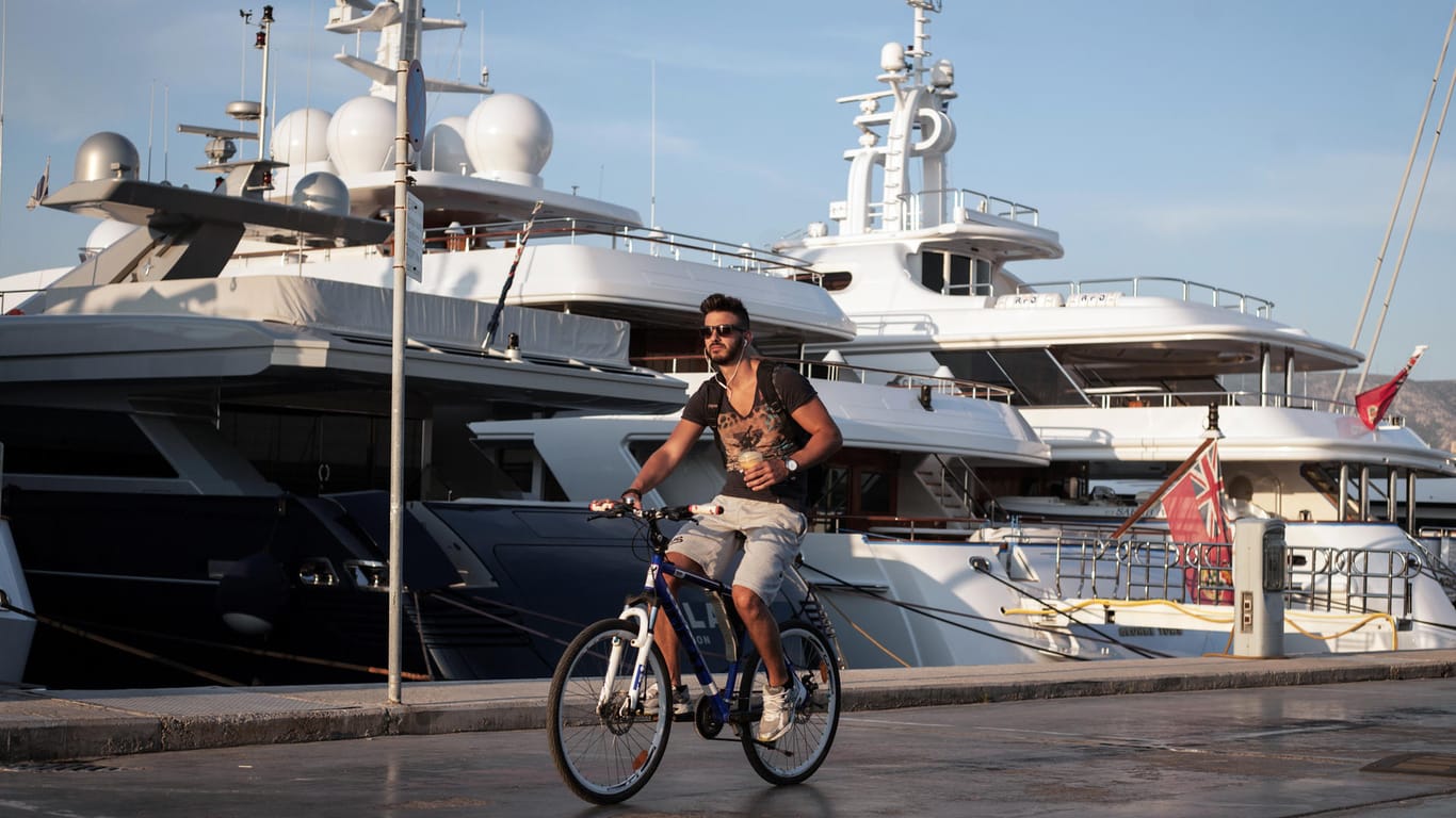Radfahrer in einem Jachthafen bei Athen: Viele Türken investieren in Griechenland, um in die EU reisen zu können.