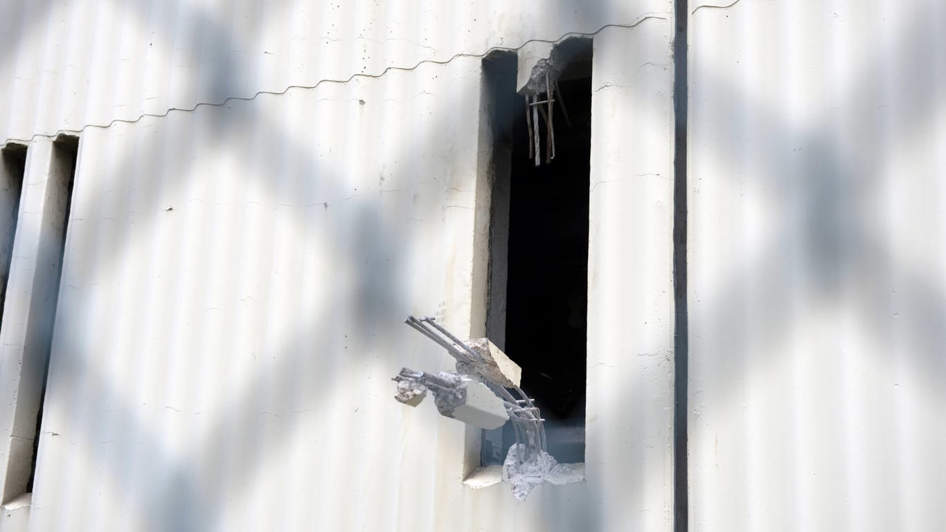Trümmer eines aufgebrochenen Lüftungsschlitzes ragen aus einem Werkstattgebäude auf dem Gelände der JVA Plötzensee in Berlin. Vier Gefangene sind durch die Öffnung geflohen.