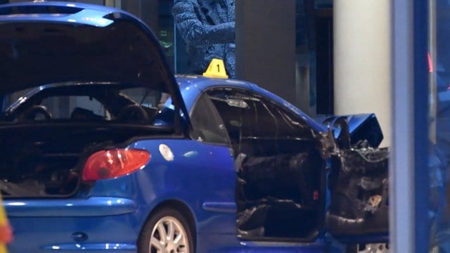 Der stark beschädigte Wagen des 58-Jährigen steht am 25. Der stark beschädigte Wagen des 58-Jährigen steht am 25.