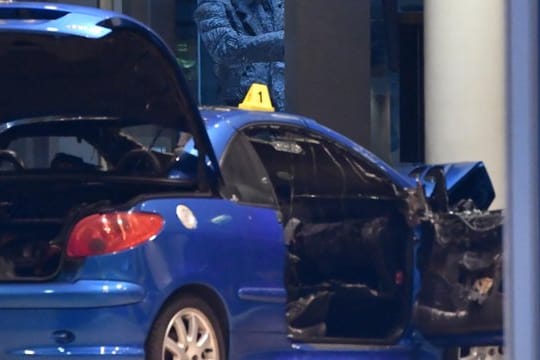 Der stark beschädigte Wagen des 58-Jährigen steht am 25.