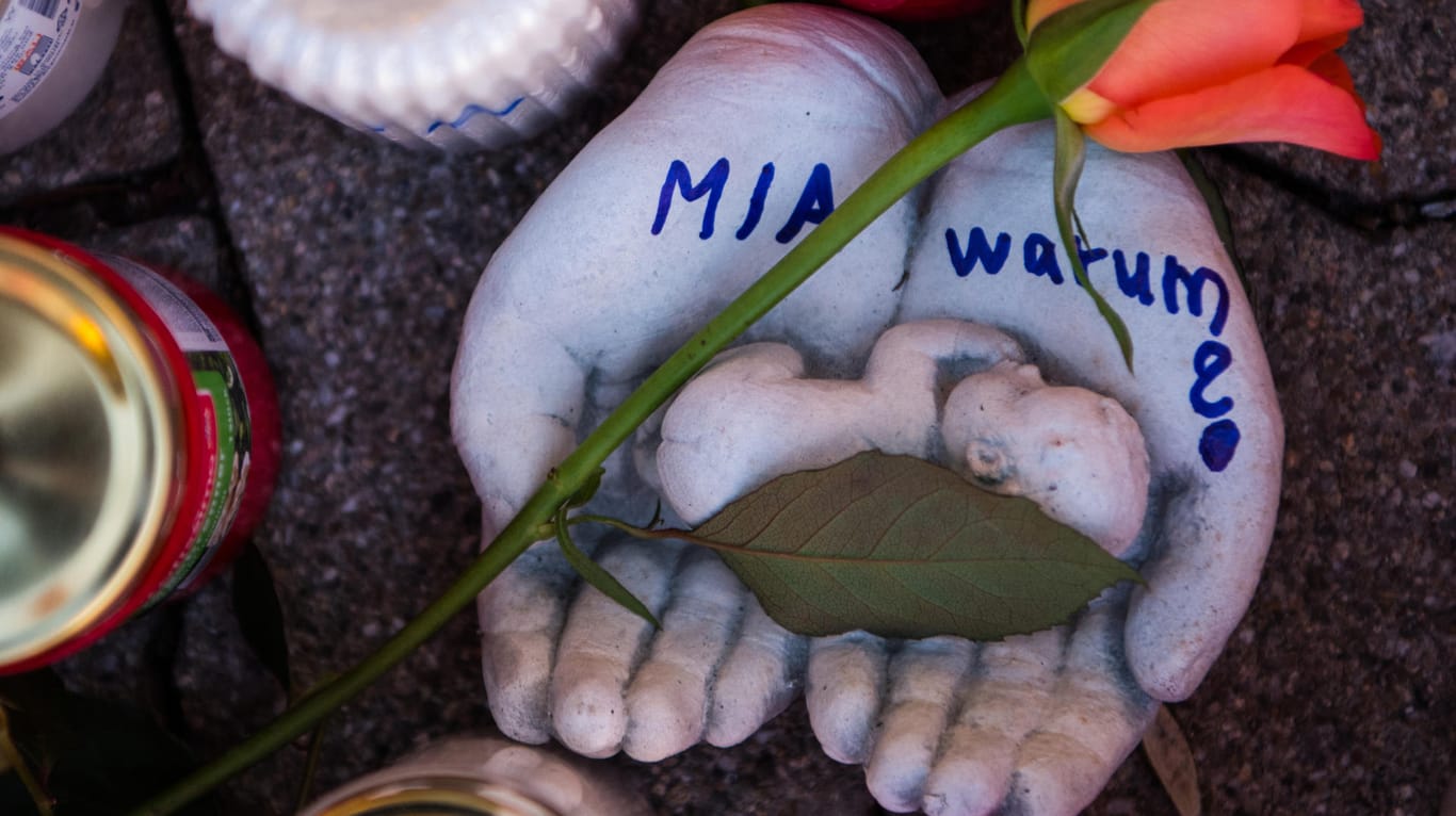Zwei Handflächen mit der Aufschrift "Mia warum?" vor dem Drogeriemarkt in Kandel: Nach Aussage der Staatsanwaltschaft Landau und des Polizeipräsidiums Rheinpfalz hat ein 15-Jähriger ein gleichaltriges deutsches Mädchen erstochen.