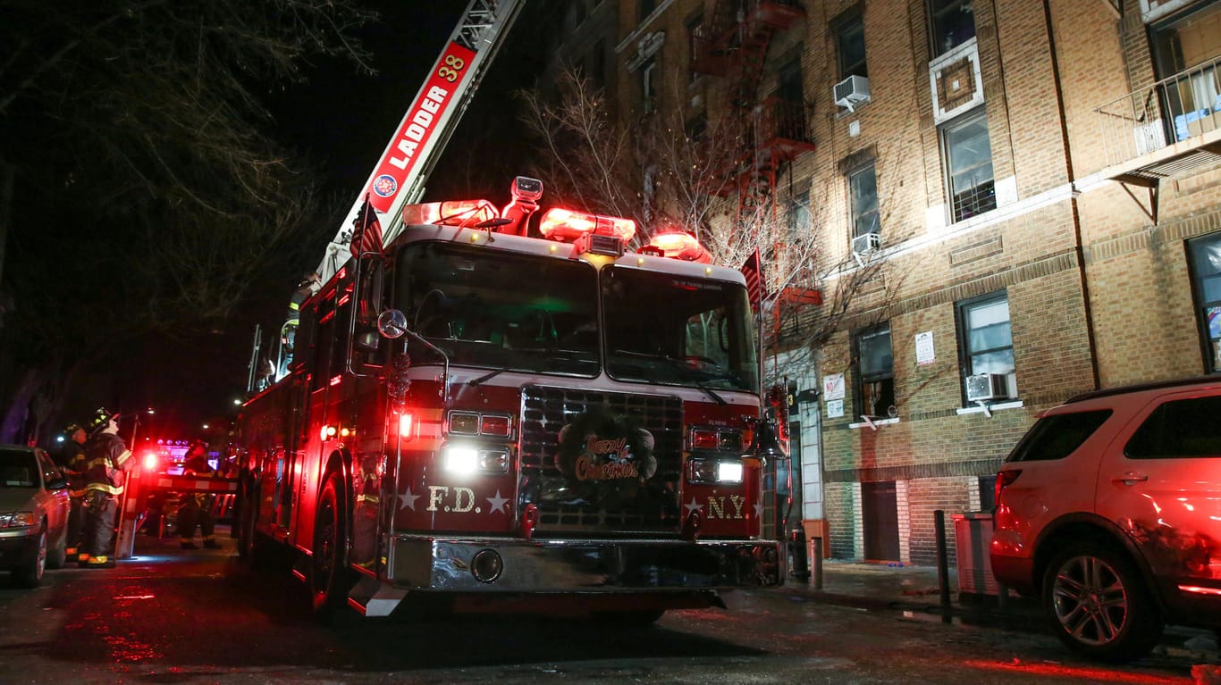 Feuerdrama in der Bronx: Die Flammen breiteten sich am Donnerstagabend rasch in dem Gebäude aus.