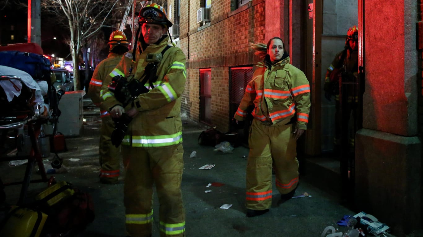 Einsatzkräfte der New Yorker Feuerwehr: Die Helfer konnten zwölf Menschen aus dem brennenden Gebäude retten.
