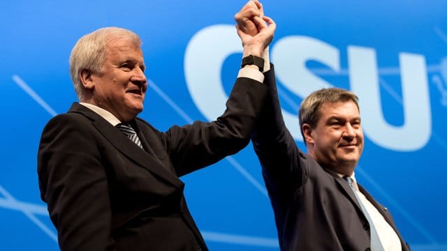 "Die Federführung liegt natürlich bei Horst Seehofer und ich bin Teil unseres CSU-Teams", sagt Söder. "Die Federführung liegt natürlich bei Horst Seehofer und ich bin Teil unseres CSU-Teams", sagt Söder.
