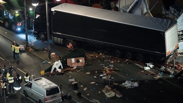 Eine Schneise der Verwüstung ist2016 auf dem Weihnachtsmarkt am Breitscheidplatz in Berlin zu sehen. Eine Schneise der Verwüstung ist2016 auf dem Weihnachtsmarkt am Breitscheidplatz in Berlin zu sehen.
