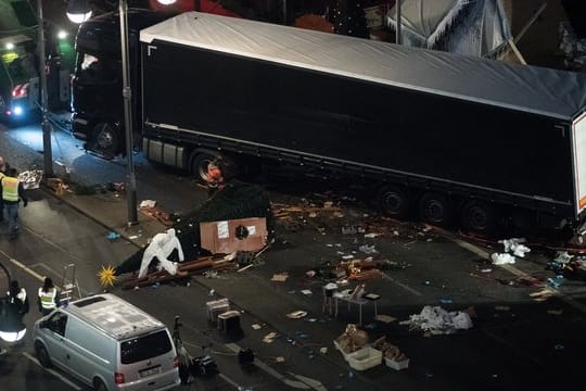 Eine Schneise der Verwüstung ist2016 auf dem Weihnachtsmarkt am Breitscheidplatz in Berlin zu sehen.