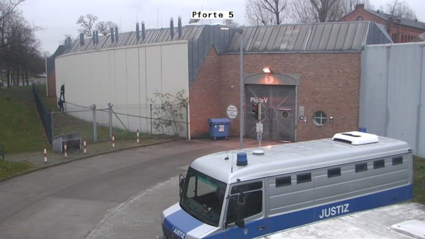Auf dem Videostandbild einer Überwachungskamera an der Justizvollzugsanstalt Plötzensee in Berlin ist der Ausbruch der Gefangenen (l) zu sehen.