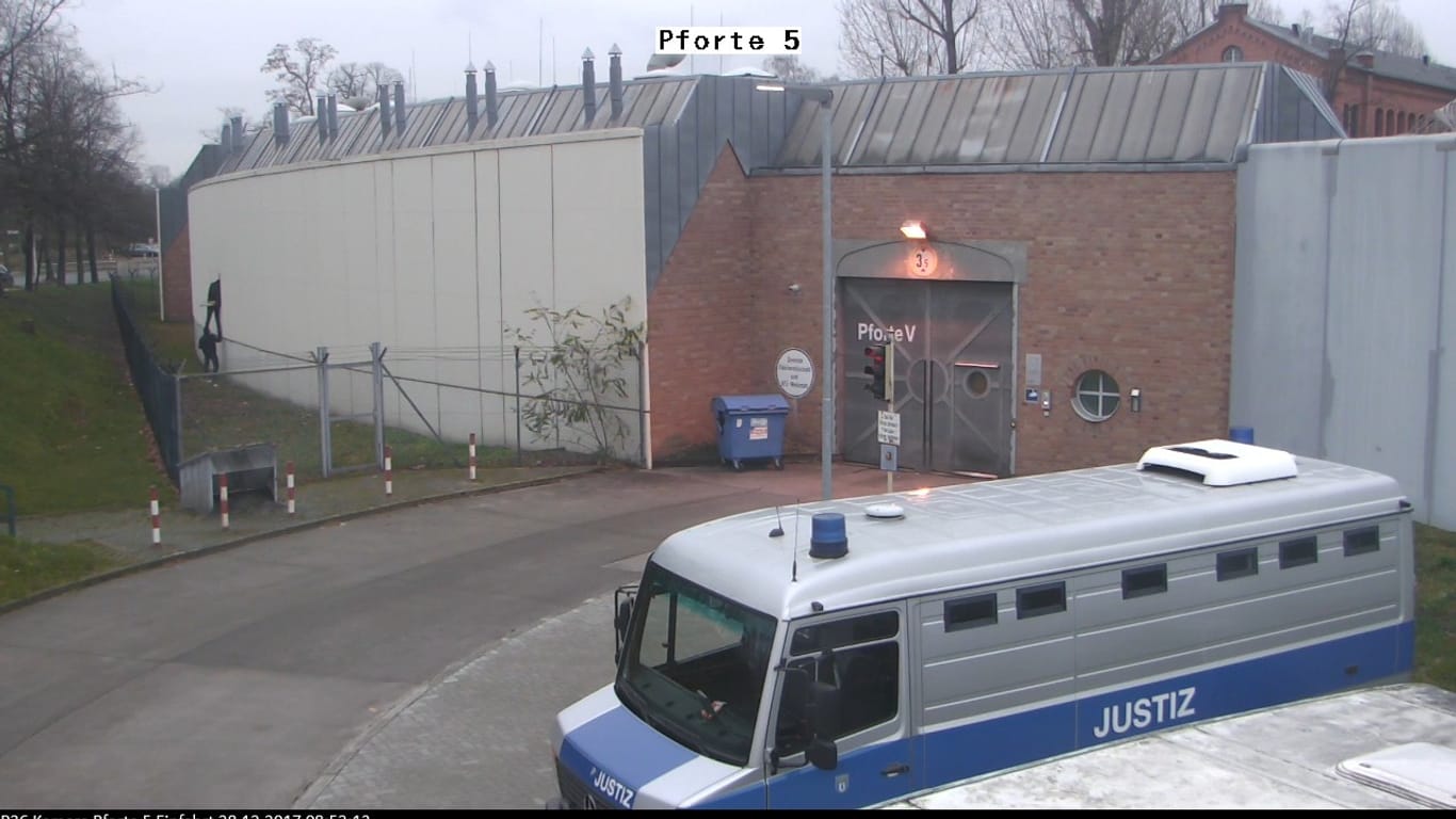 Videostandbild einer Überwachungskamera an der JVA Plötzensee in Berlin: Der Ausbruch der Männer blieb 40 Minuten lang unbemerkt.