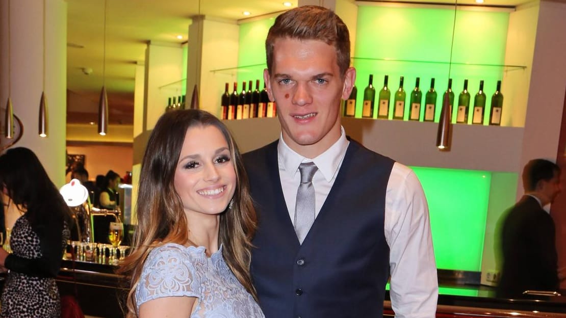 Christina Dirr und Matthias Ginter: Das Paar hat sich verlobt.