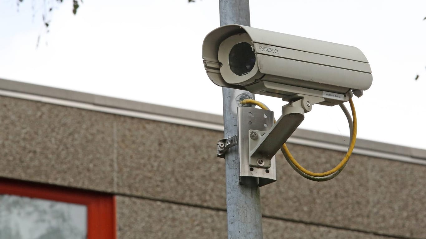 Eine Überwachungskamera vor der Universität Siegen.