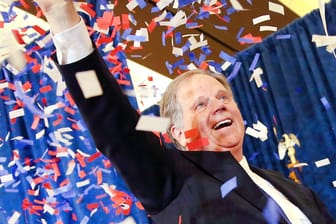 Der demokratische Kandidat für den US-Senat, Doug Jones, winkt den Anhängern nach seinem Sieg in Birmingham zu.