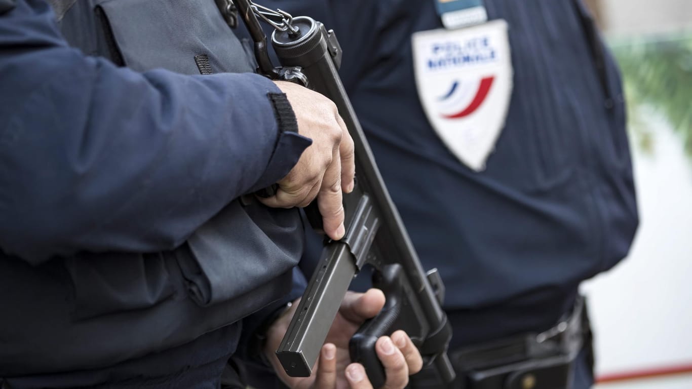 Bewaffnete Polizisten in Paris: Ermittler nahmen einen 21-jährigen Mann und eine 19-jährige Frau unter Terrorverdacht fest.