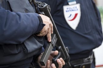 Bewaffnete Polizisten in Paris: Ermittler nahmen einen 21-jährigen Mann und eine 19-jährige Frau unter Terrorverdacht fest.