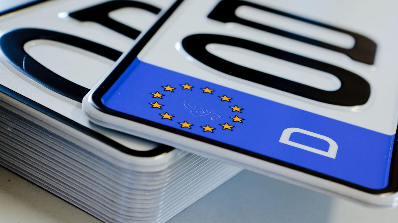 Nummernschilder: Das Eurokennzeichen weist am linken Rand auf blauem Grund auf das Herkunftsland mit einem Kürzel hin – hier das D für Deutschland.