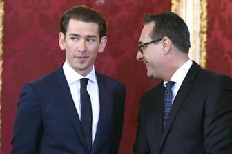 Der österreichische Bundeskanzler Sebastian Kurz (ÖVP;l) und Vizekanzler Heinz-Christian Strache (FPÖ)