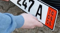 Roter Balken auf dem Auto-Kennzeichen: Das bedeutet er