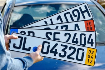 Ein Überführungskennzeichen wird benötigt, wenn ein nach einem Autokauft das Fahrzeug überführt werden muss.
