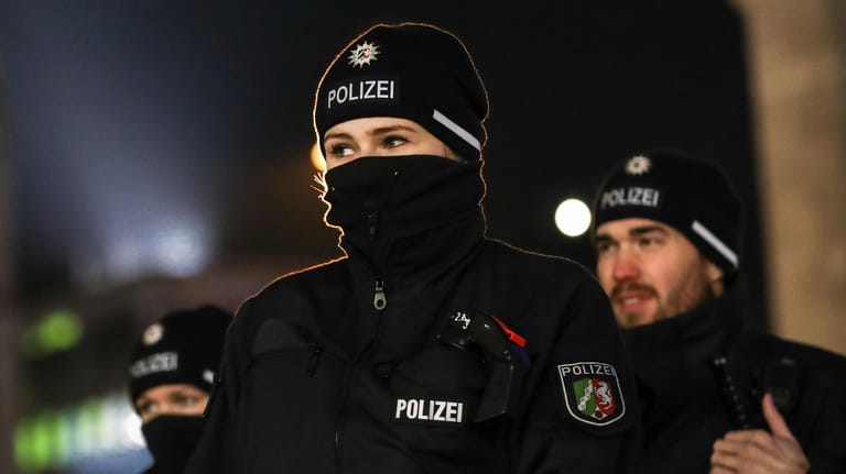 Polizistin am 31. Dezember 2016 vor dem Kölner Hauptbahnhof: Nordrhein-Westfalen habe "alles getan", um in diesem Jahr sichere Silvesterfeiern zu ermöglichen, so Innenminister Reul.