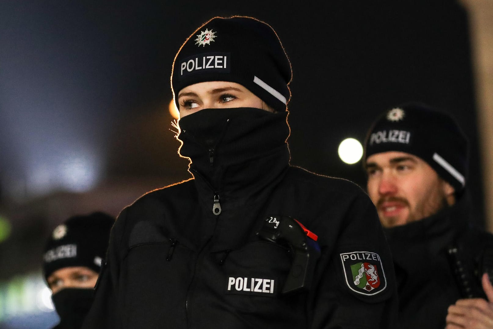 Polizistin am 31. Dezember 2016 vor dem Kölner Hauptbahnhof: Nordrhein-Westfalen habe "alles getan", um in diesem Jahr sichere Silvesterfeiern zu ermöglichen, so Innenminister Reul.
