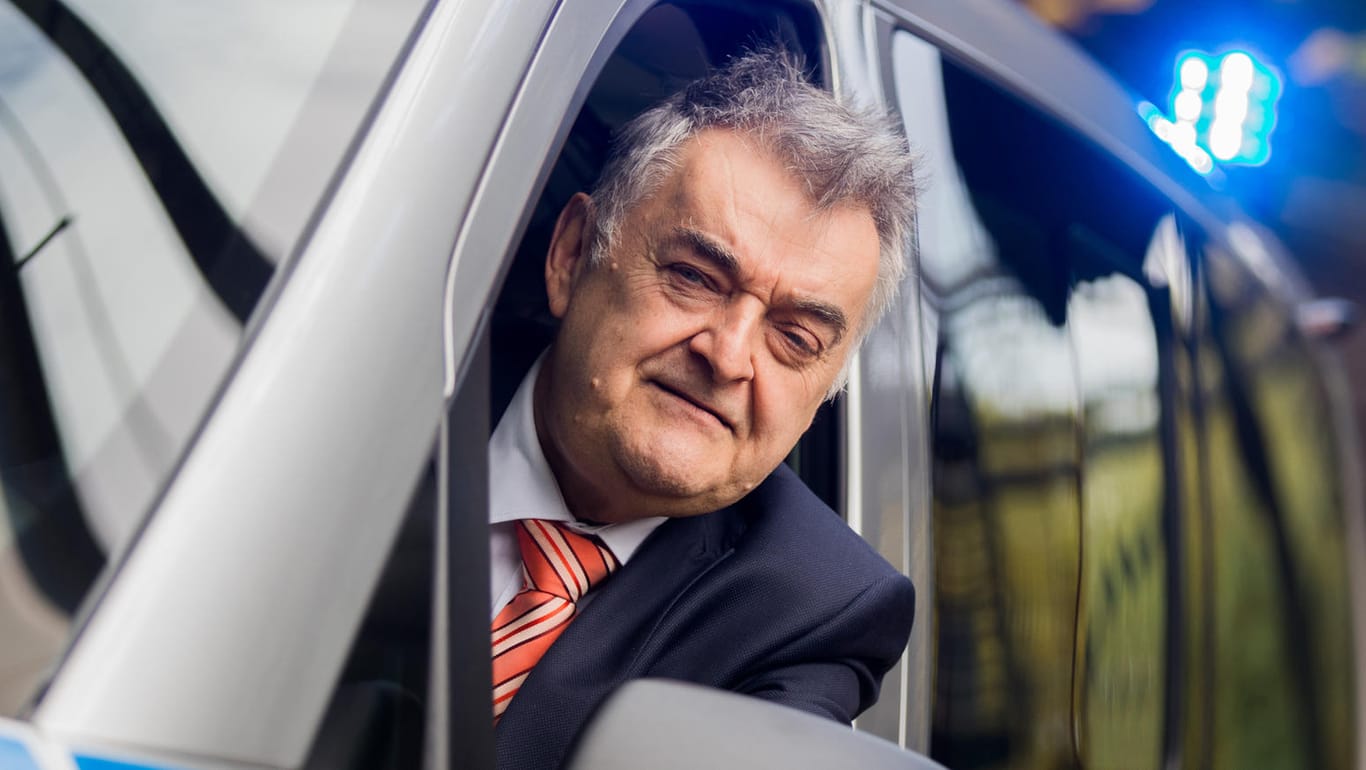 Herbert Reul in einem Polizeifahrzeug: Der CDU-Politiker ist seit Ende Juni 2017 Innenminister in Nordrhein-Westfalen.