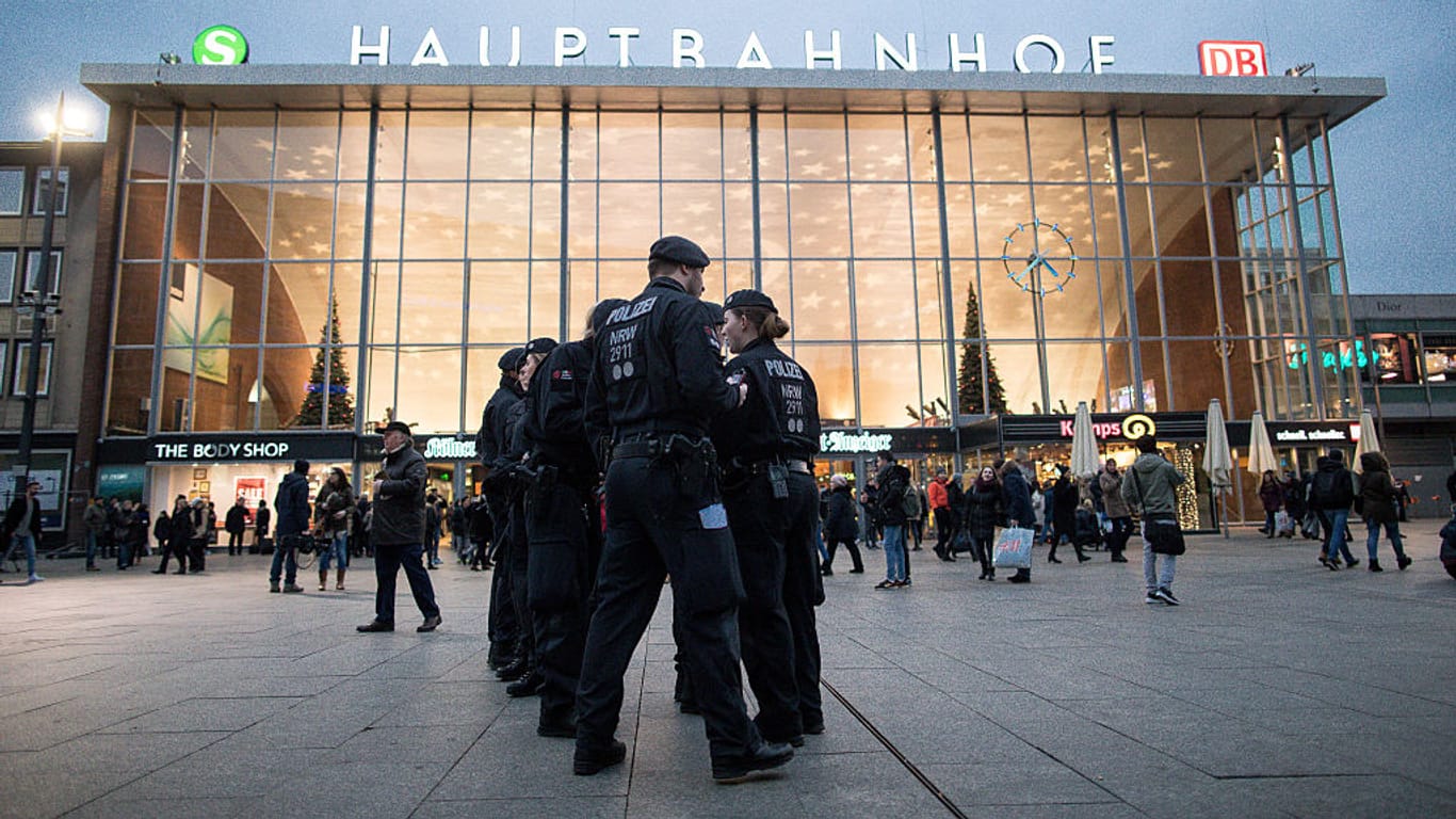 Polizisten stehen am 31. Dezember 2016 vor dem Hauptbahnhof in Köln: Auf Besucher der Silvesterfeiern kommen Einschränkungen zu.