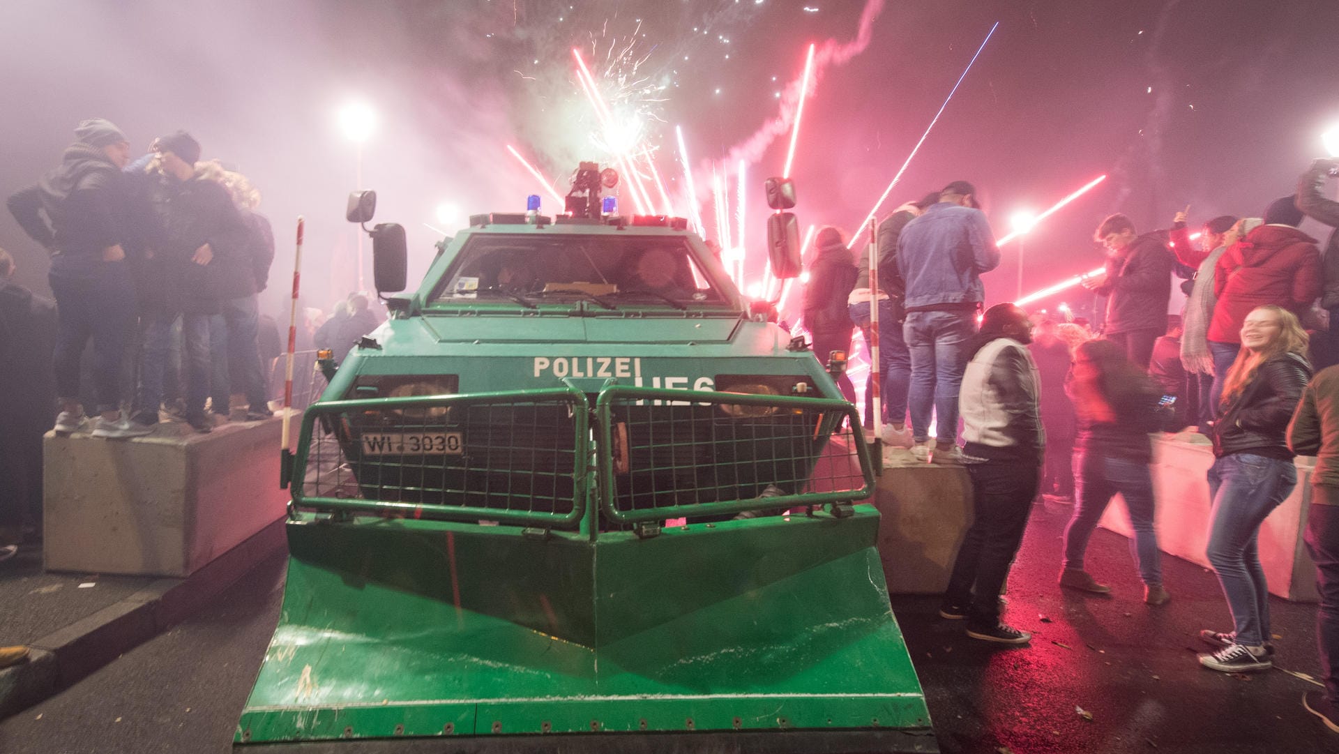 Silvester unter Polizeischutz: In Frankfurt sicherte die Polizei im vergangenen Jahr die Mainbrücken mit Räumpanzern und Betonblöcken.