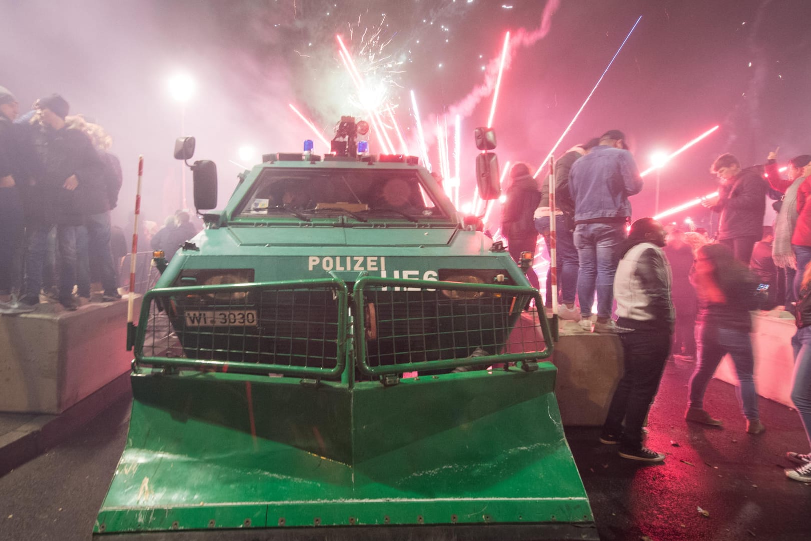 Silvester unter Polizeischutz: In Frankfurt sicherte die Polizei im vergangenen Jahr die Mainbrücken mit Räumpanzern und Betonblöcken.