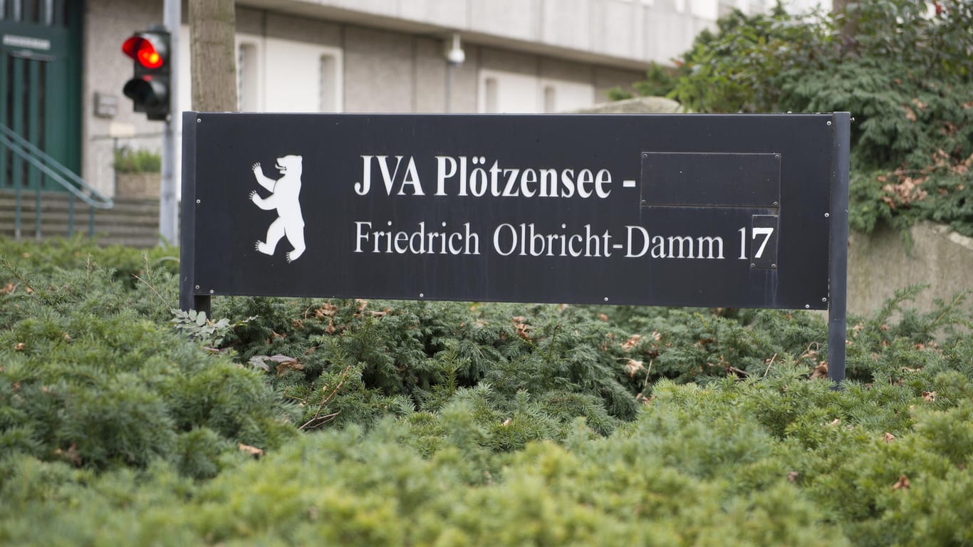 Das Eingangsschild der Justizvollzugsanstalt Plötzensee in Berlin.