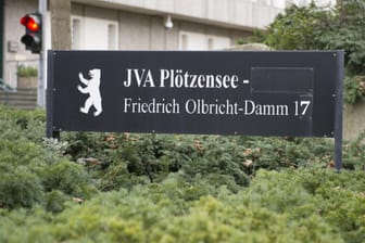 Das Eingangsschild der Justizvollzugsanstalt Plötzensee in Berlin.