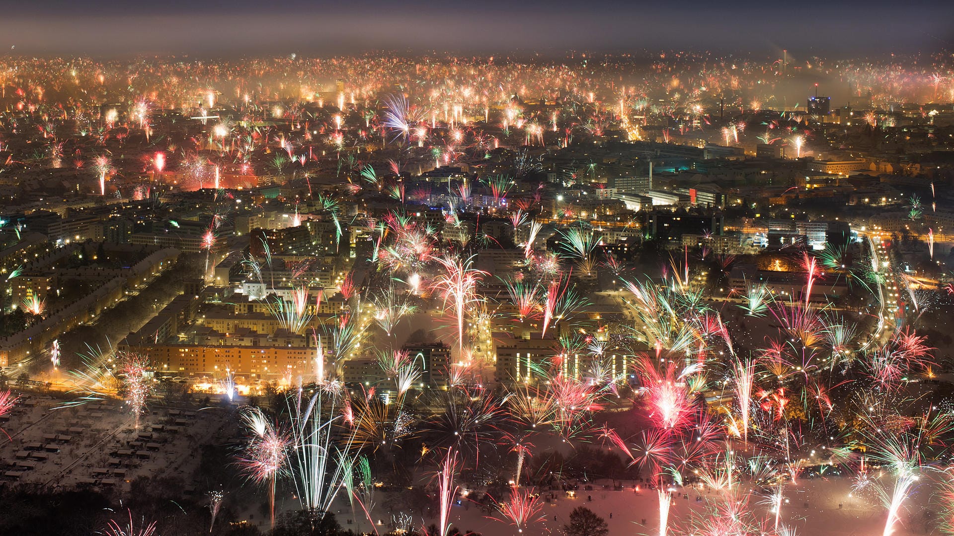 Silvester-Feuerwerk zum Jahreswechsel 2014/2015 über München: Die Polizei will in der bayerischen Landeshauptstadt dafür sorgen, dass die Einwohner friedlich feiern können.