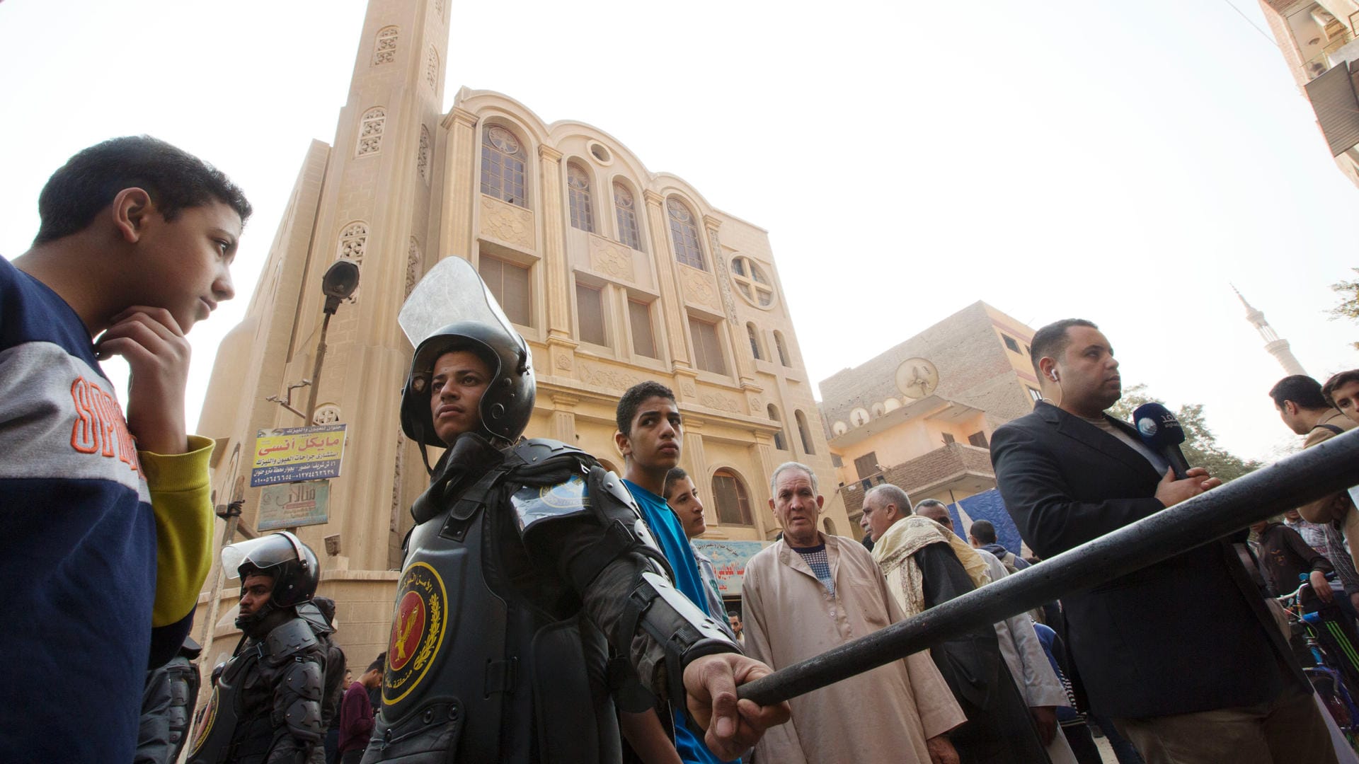 Polizisten stehen in Helwan bei Kairo vor der Mar Mina Kirche.