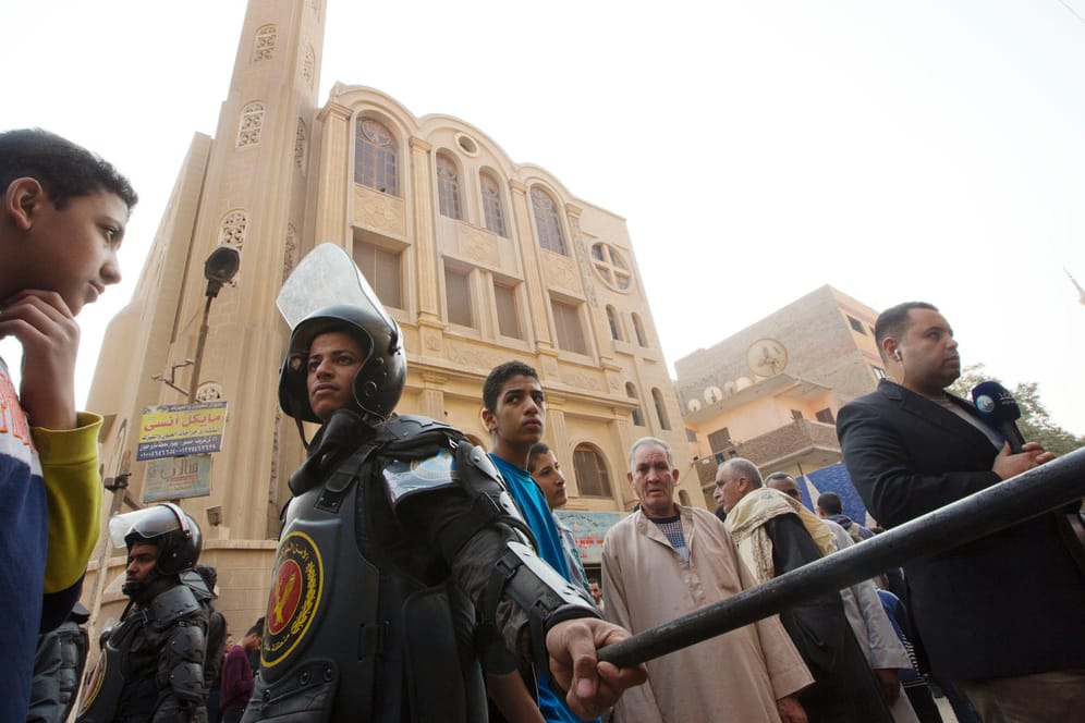 Polizisten stehen in Helwan bei Kairo vor der Mar Mina Kirche.