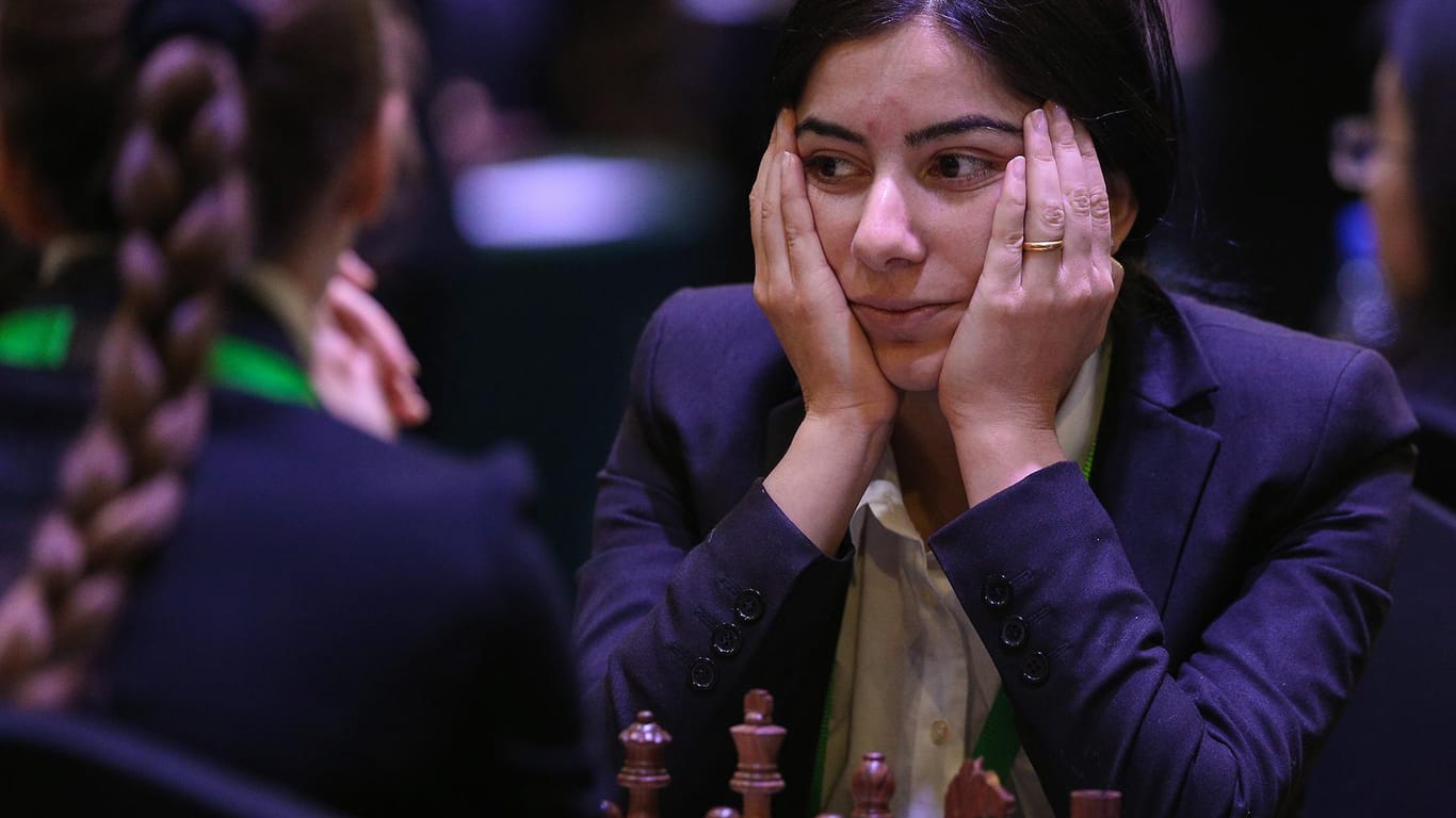 Schachspielerinnen in Riad: Strenge Bekleidungsregeln außerhalb des Turnierorts.