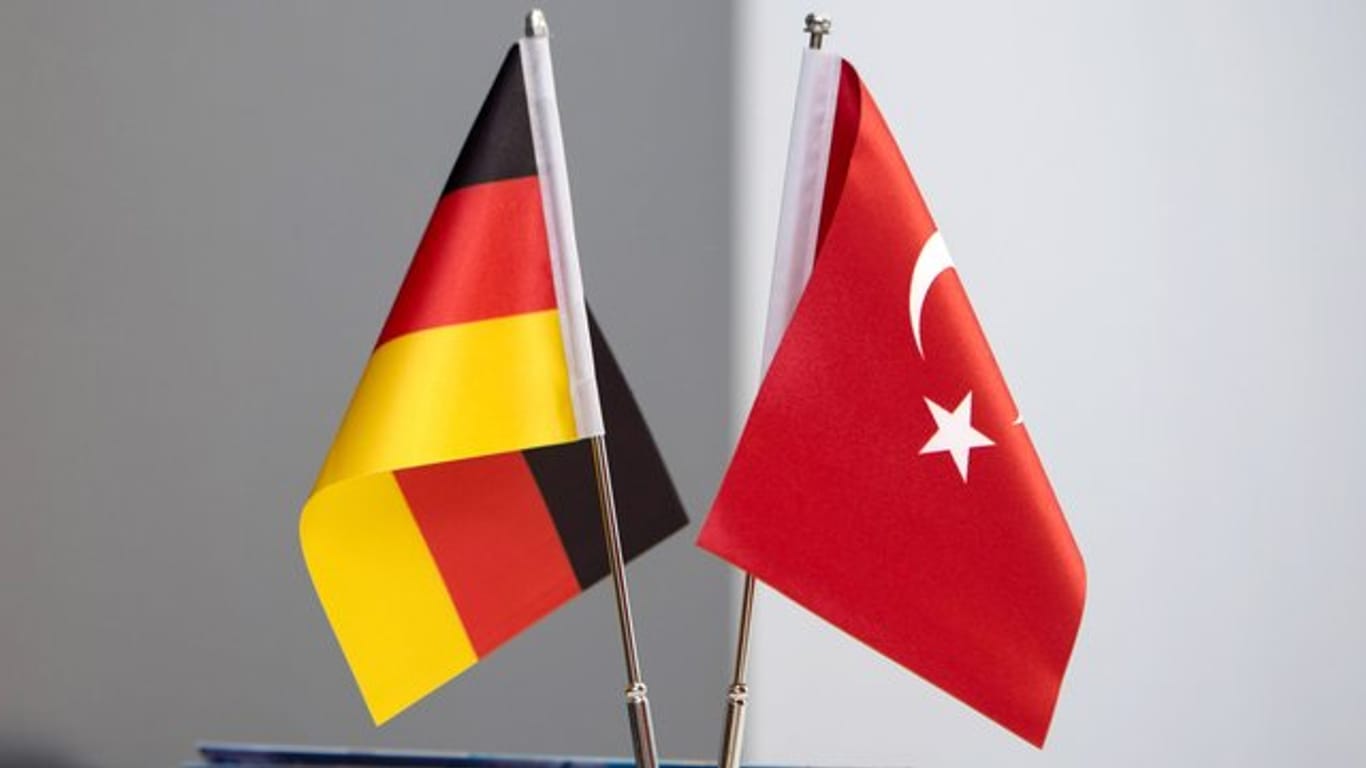 Die deutsche Bundesregierung begrüßt die Freilassung deutscher Häftlinge in der Türkei, fordert aber Lösungen für die noch immer inhaftierten Deutschen.