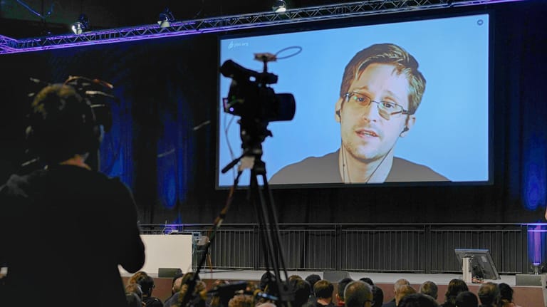 Edward Snowden wird auf der Messe in Leipzig während des 34. Chaos Communication Congress auf einer Videowand gezeigt.