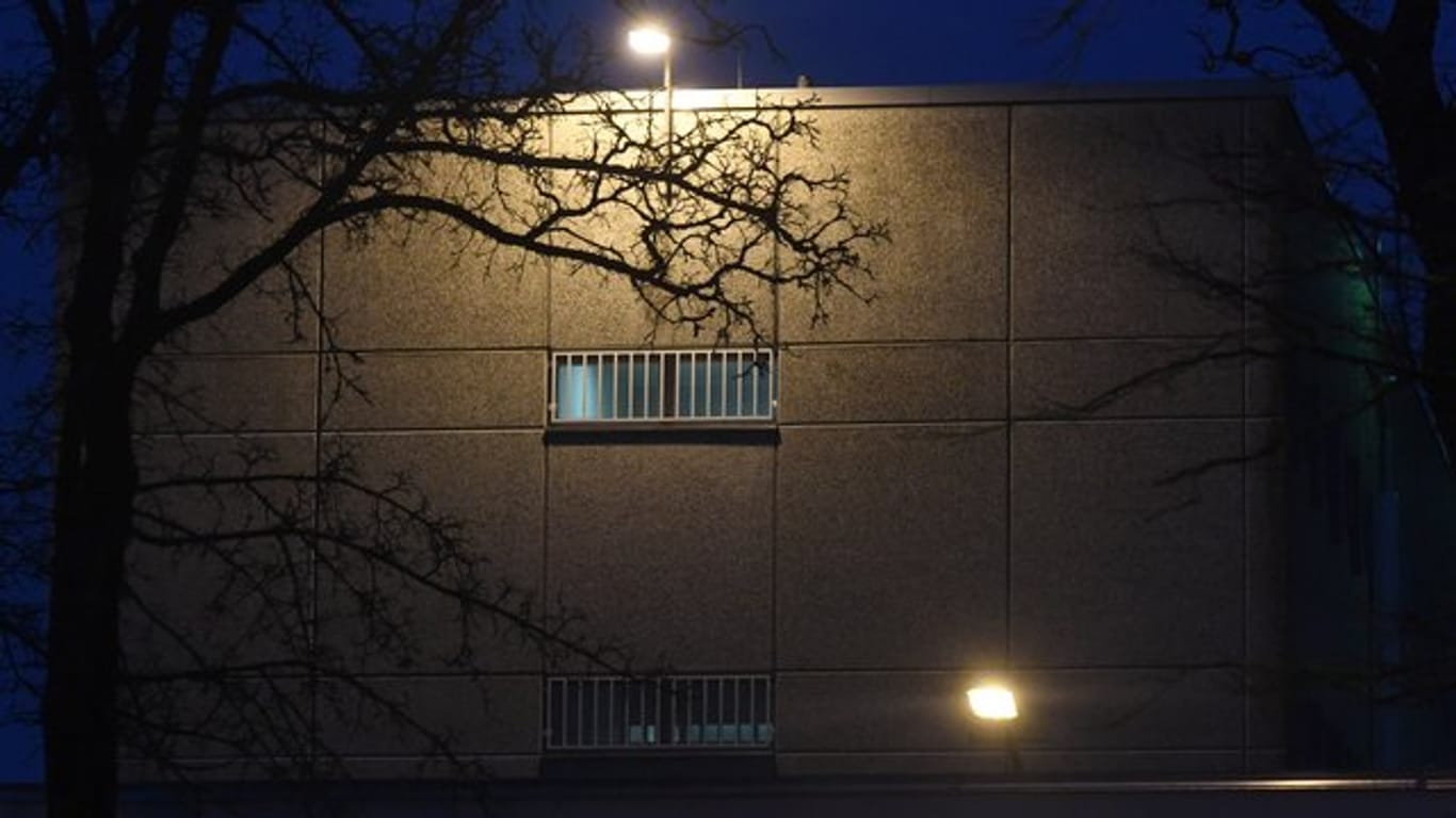 Der festgenommene mutmaßliche Kriegsverbrecher sitzt zurzeit in der Justizvollzugsanstalt Stadelheim in München.