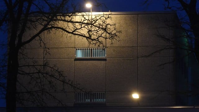 Der festgenommene mutmaßliche Kriegsverbrecher sitzt zurzeit in der Justizvollzugsanstalt Stadelheim in München. Der festgenommene mutmaßliche Kriegsverbrecher sitzt zurzeit in der Justizvollzugsanstalt Stadelheim in München.