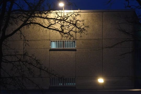 Der festgenommene mutmaßliche Kriegsverbrecher sitzt zurzeit in der Justizvollzugsanstalt Stadelheim in München.