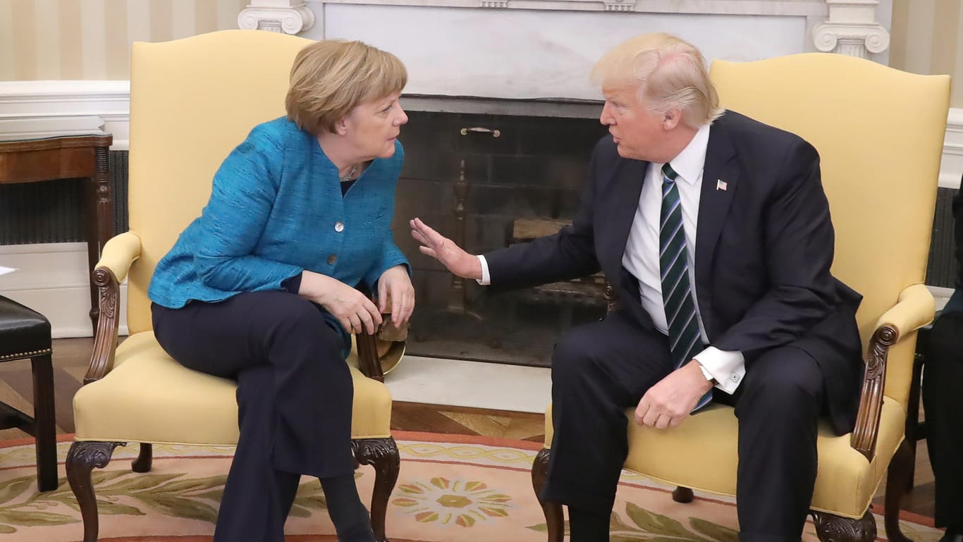 Merkel bei Trump in Washington: Bei ihrem Antrittsbesuch versuchte Merkel, nicht belehrend gegenüber Trump zu wirken.