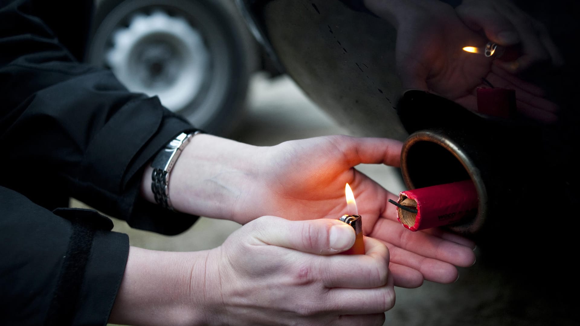 Böller im Auspuff: Übermütige Silvesterfans können Autofahrern den Jahreswechsel gehörig vermiesen.