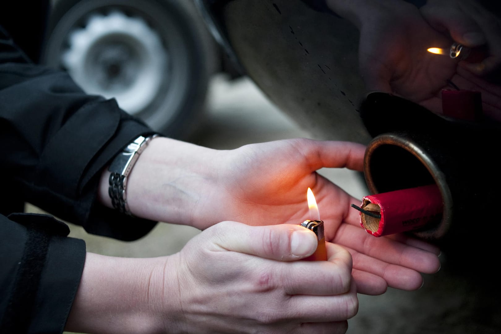 Böller im Auspuff: Übermütige Silvesterfans können Autofahrern den Jahreswechsel gehörig vermiesen.