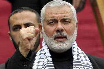 Hamas-Chef Ismail Hanija ruft in Gaza (Palästinensische Autonomiegebiete) Parolen bei Protesten gegen die US-Anerkennung Jerusalems als israelische Hauptstadt.