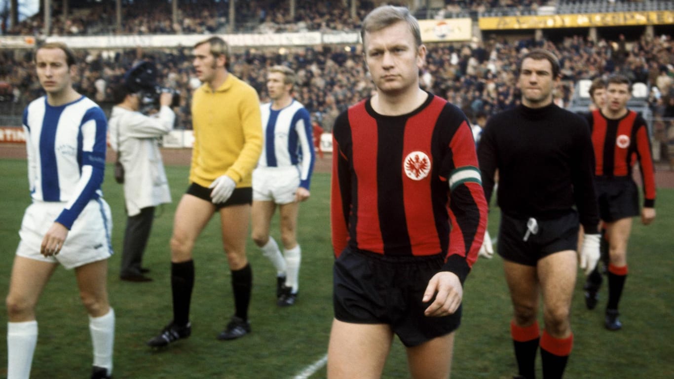 1970: Lothar Schämer (r.) führt Eintracht Frankfurt als Kapitän aufs Feld.