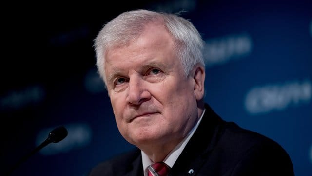 Die Bildung einer neuen Bundesregierung muss nach Ansicht von CSU-Chef Horst Seehofer bis spätestens Anfang April abgeschlossen sein. Die Bildung einer neuen Bundesregierung muss nach Ansicht von CSU-Chef Horst Seehofer bis spätestens Anfang April abgeschlossen sein.