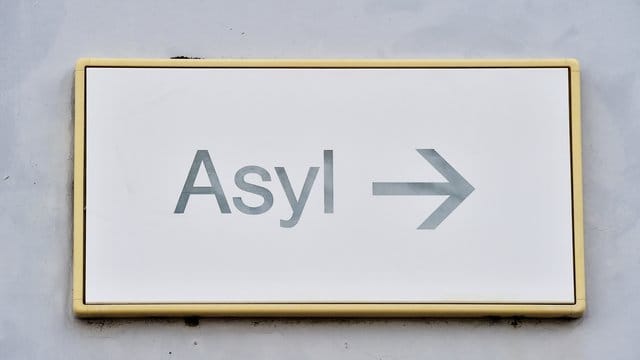 Wegweiser in der Landeserstaufnahme in Karlsruhe: Die Zahl der Asylbewerber ist in der EU um die Hälfte gesunken.