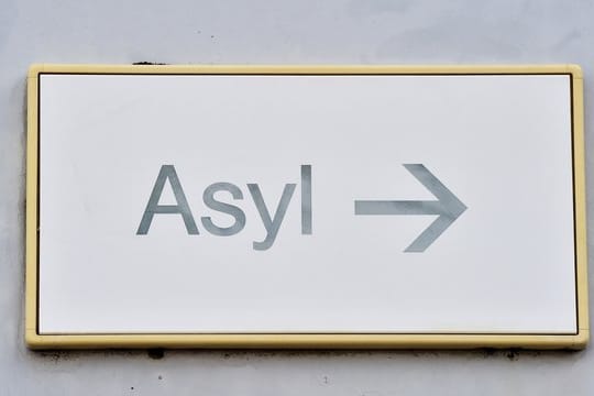 Wegweiser in der Landeserstaufnahme in Karlsruhe: Die Zahl der Asylbewerber ist in der EU um die Hälfte gesunken.
