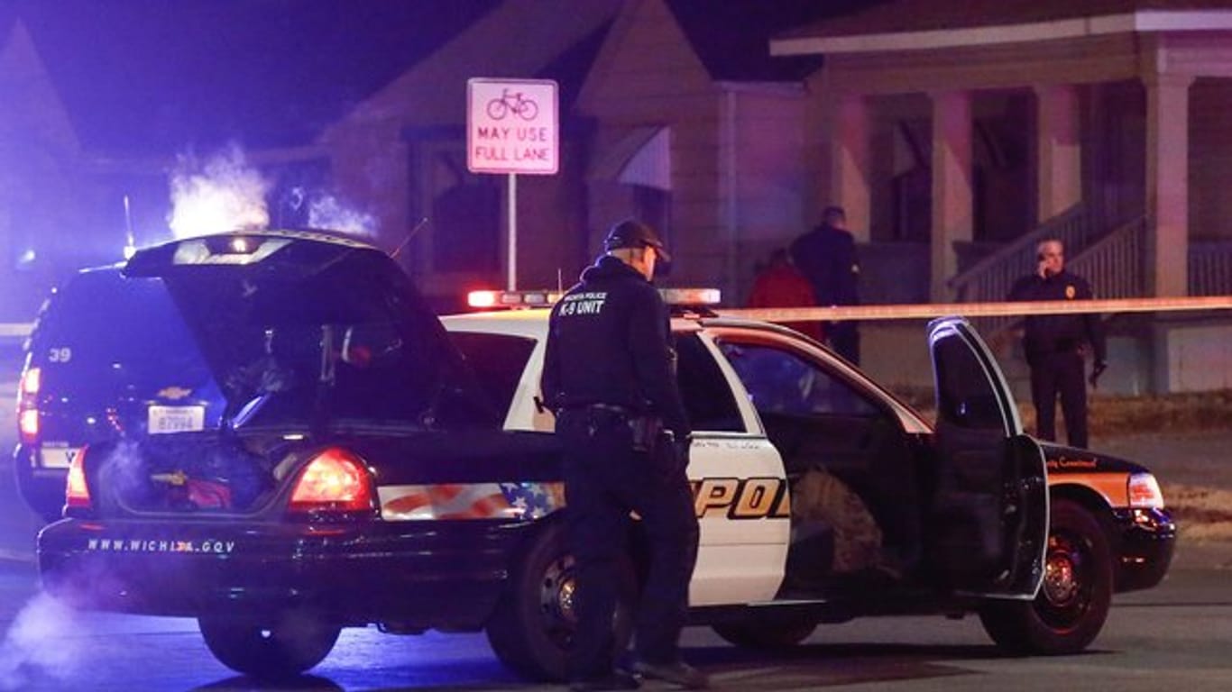 Nach der Tragödie: Polizisten untersuchen in Wichita den Schauplatz der tödlichen Schüsse.