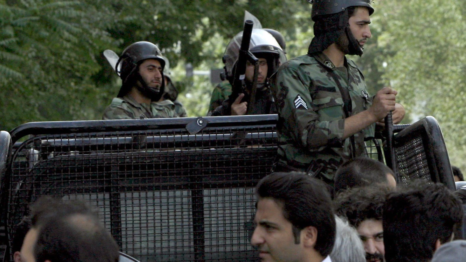 Iranische Polizisten am Rande einer Demonstration in Teheran. (Archivbild)